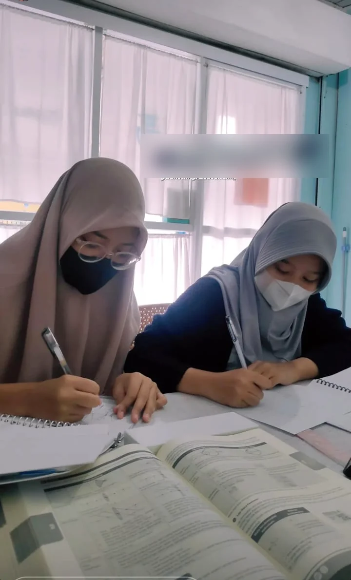 Proses belajar bersama pengajar (foto 4)